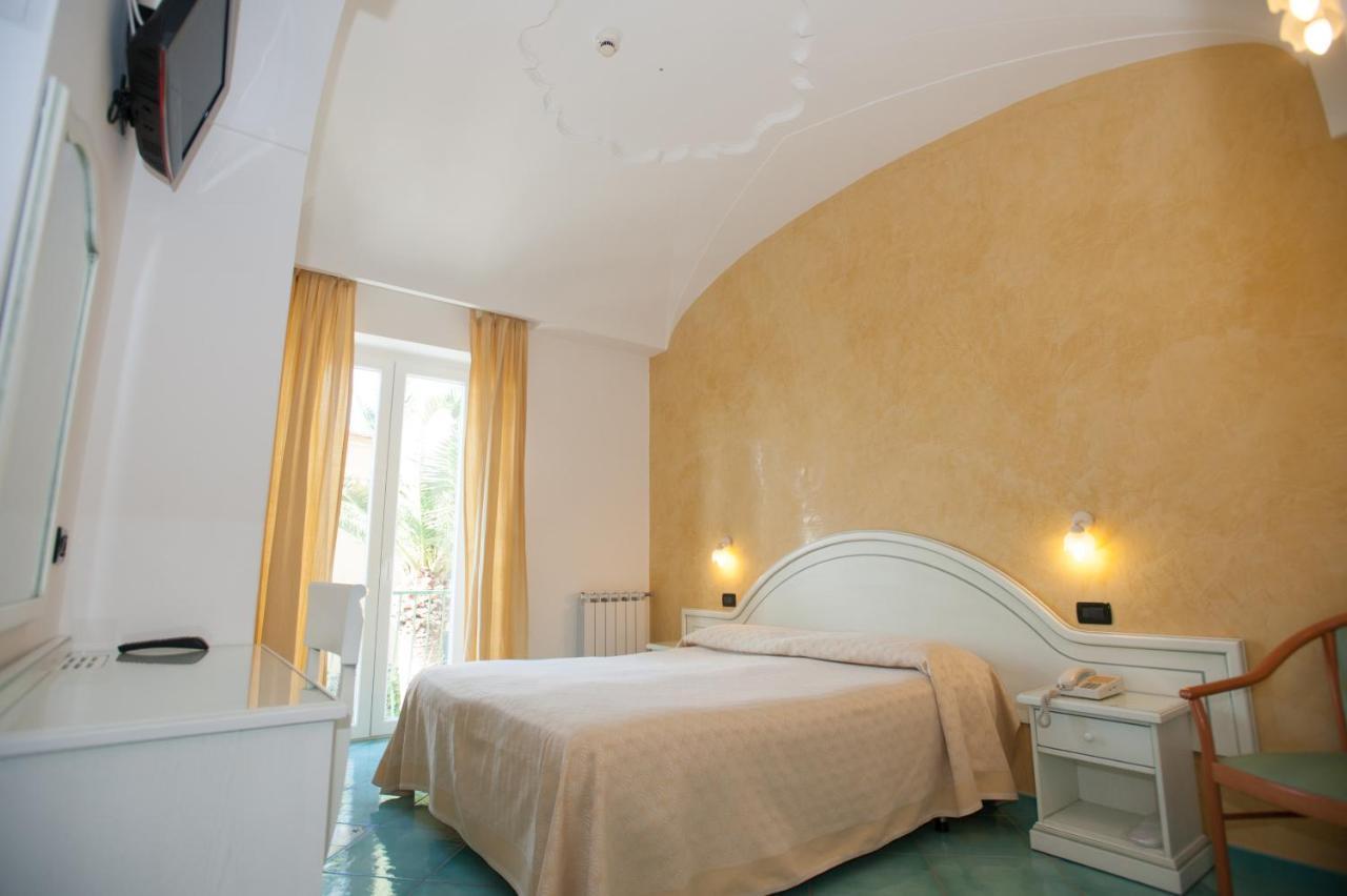 Hotel Villa Sirena - Thermae & Spa Ischia Bagian luar foto
