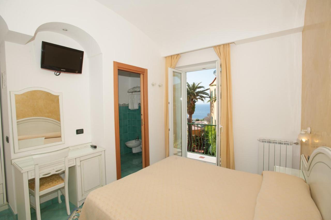 Hotel Villa Sirena - Thermae & Spa Ischia Bagian luar foto