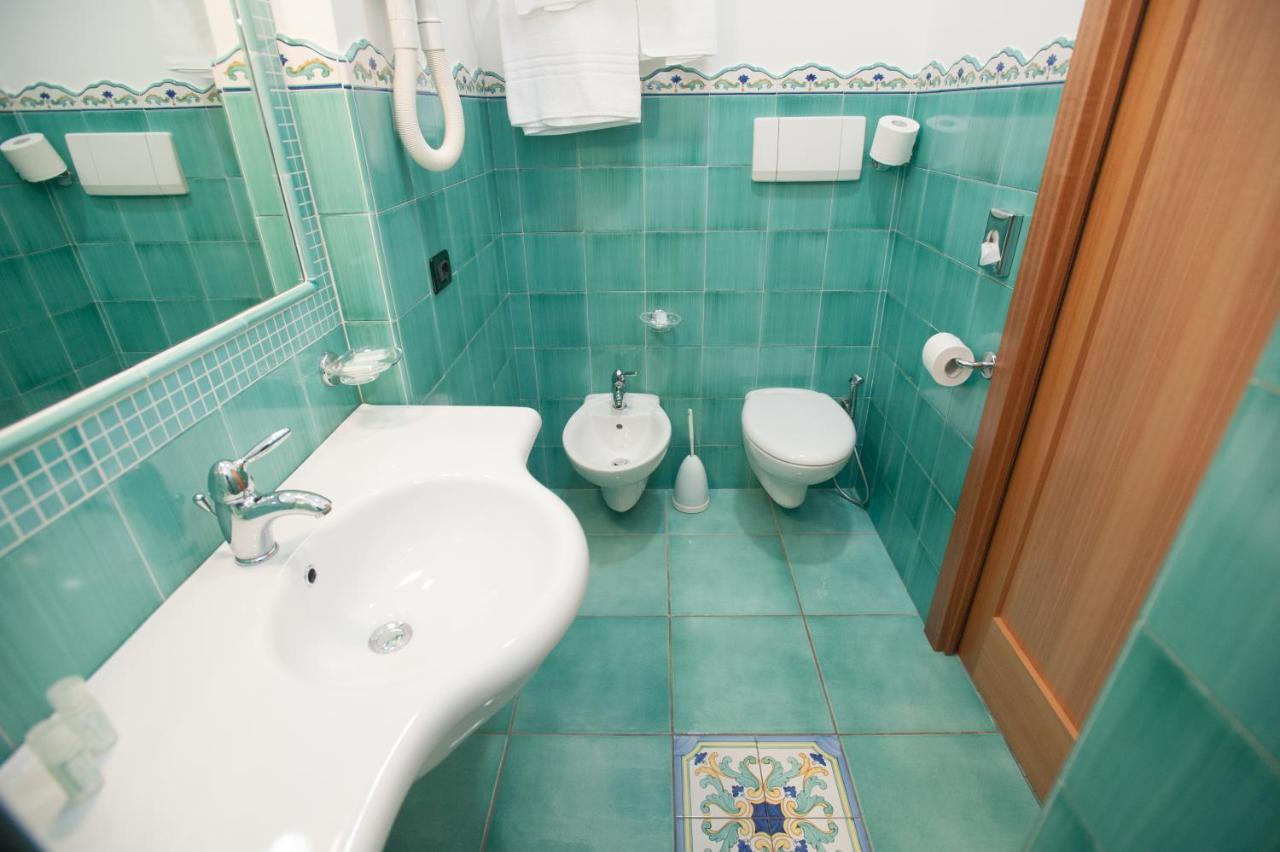 Hotel Villa Sirena - Thermae & Spa Ischia Bagian luar foto
